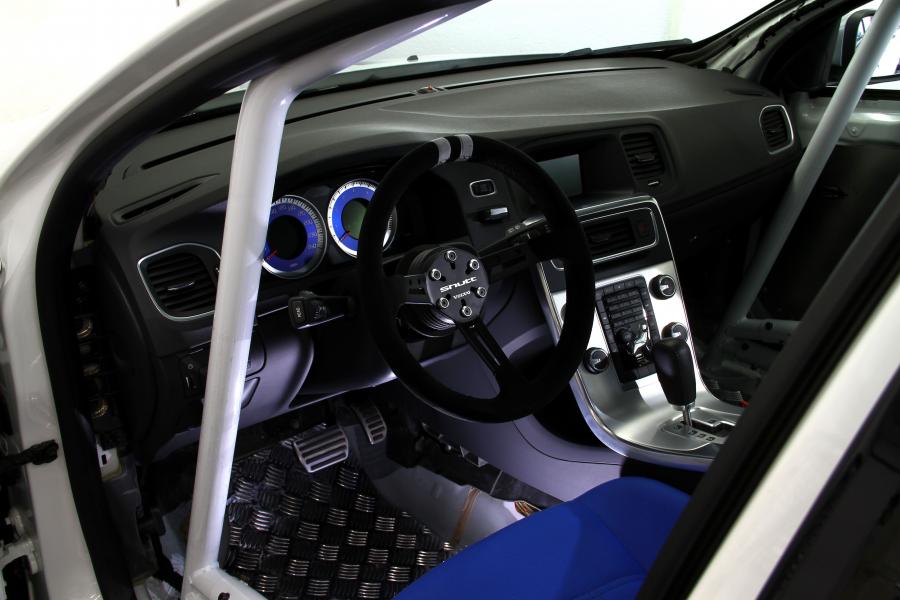  Volvo V60 Racing 2012 года  (фото 2 из 3)